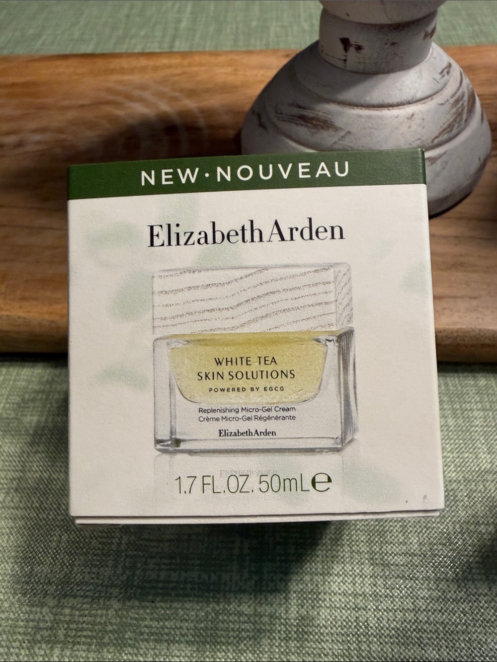 Elizabeth Arden White Tea Skin Solutions Moisturizer - Green, White, Yellow